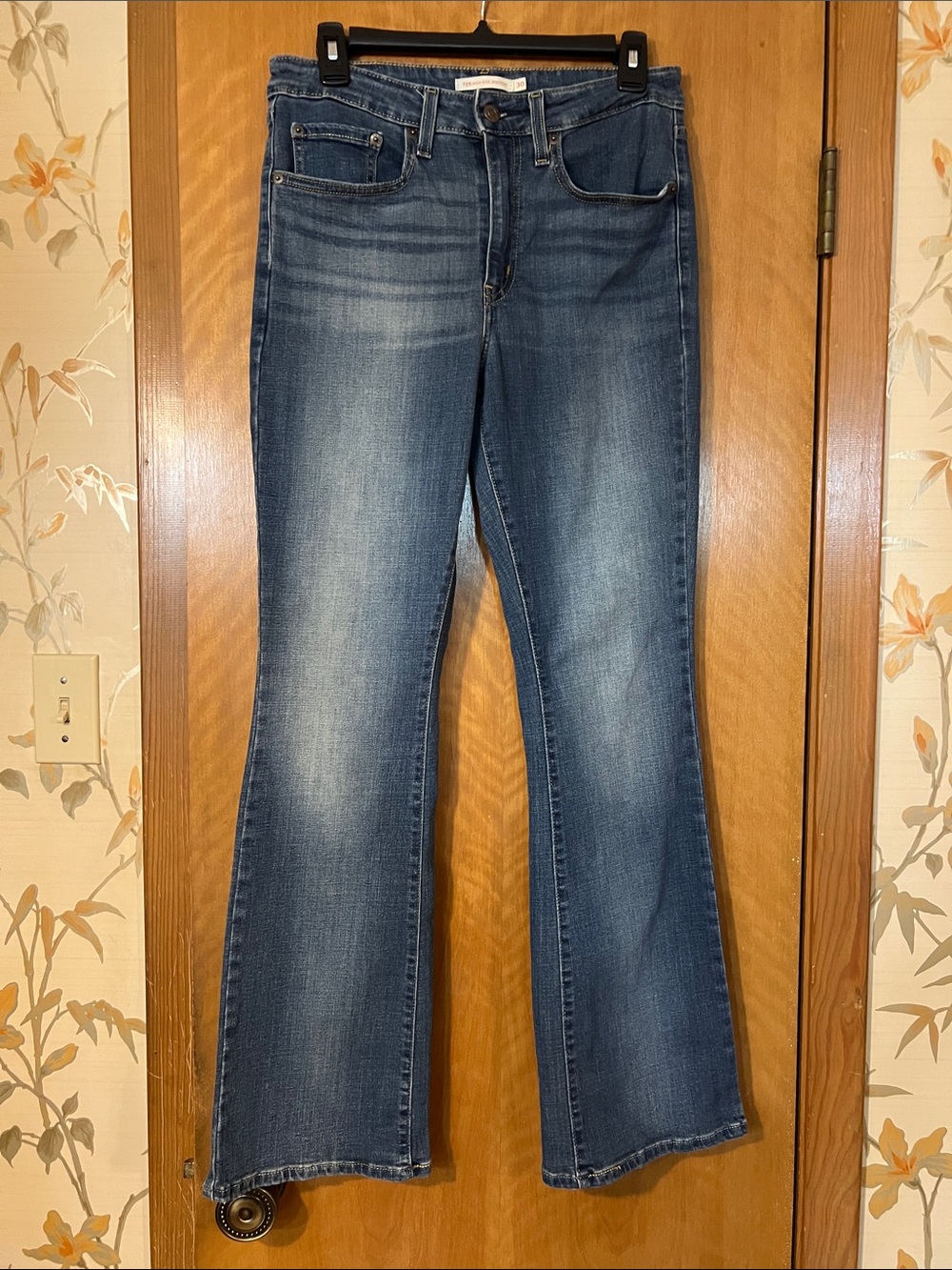 Levi's 725 High Rise Bootcut Jean